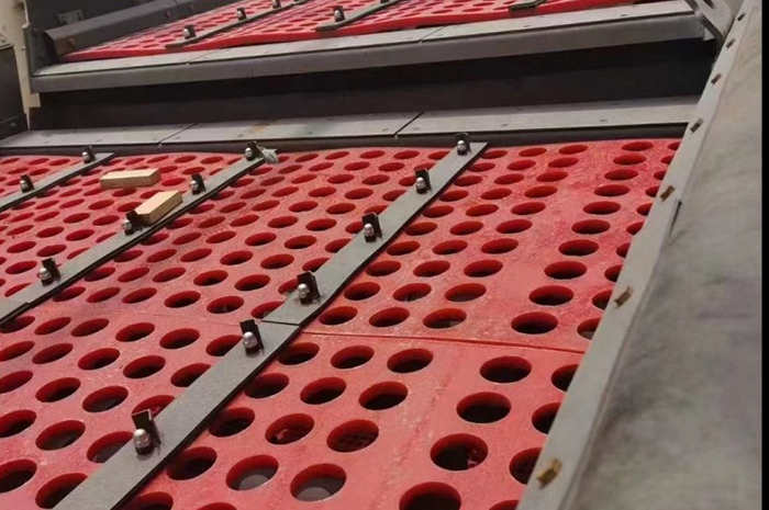 聚氨酯篩板安裝在振動篩上(實(shí)景拍攝)